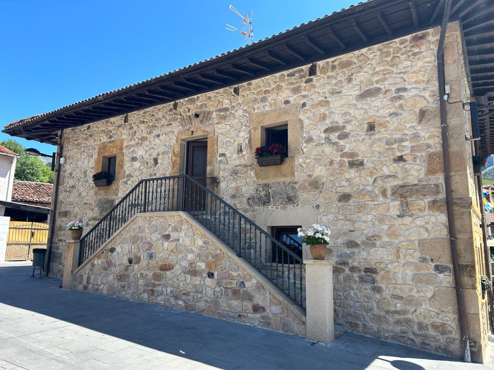 Apartamentos San Roque Arenas De Cabrales Buitenkant foto