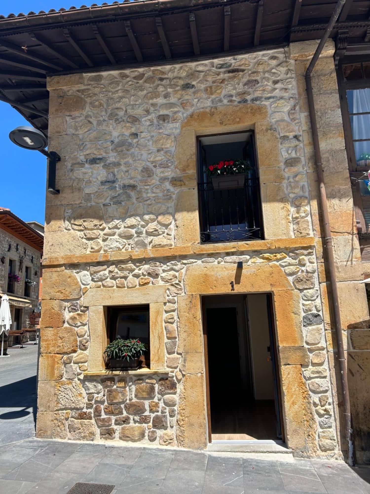 Apartamentos San Roque Arenas De Cabrales Buitenkant foto